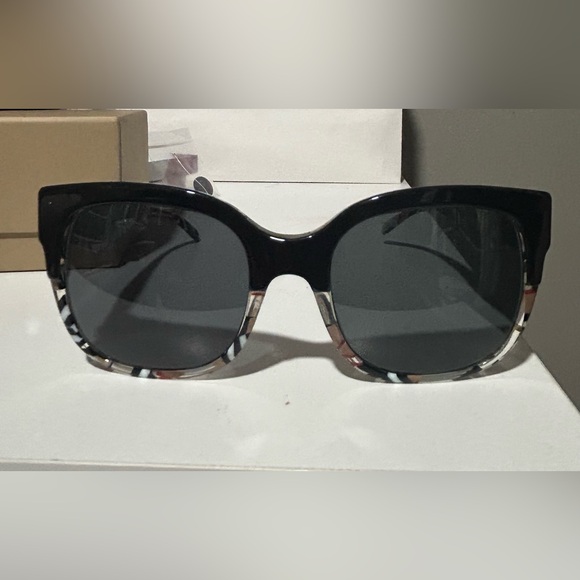 Burberry Black Sunglasses Timeless Design - Picture 1 of 5